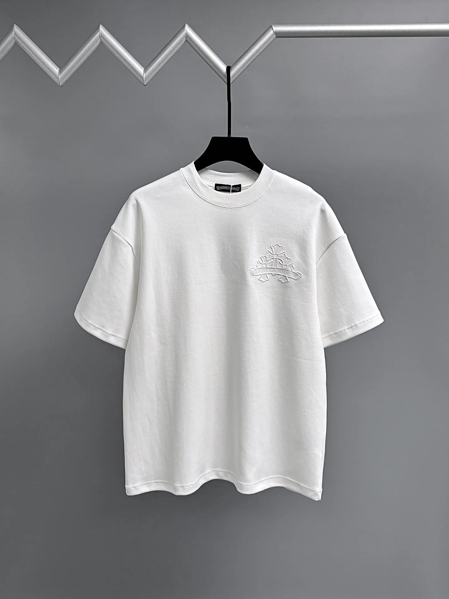 P190 Chrome Hearts* 2꯭0꯭2꯭5 new autumn and winter style ❤️ Original ⌚️ high version Chrome Hearts The fabric is made of 320 grams of high-density modal long-staple cotton. It does not deform or shrink. Process introduction: double thread movement. Chest. The back panel uses overlapping embroidery🪡 process➕the back panel towel rope embroidery process. Color: White SIZE: M-3XL